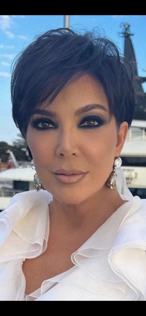 Kris Kardashian Haircut, Kris Jenner Makeup, Chris Jenner Haircut, Chris Jenner, Kris Jenner Haircut, Kris Jenner Hair, Jenner Hair, Chic Short Hair, Short Hairstyles For Thick Hair