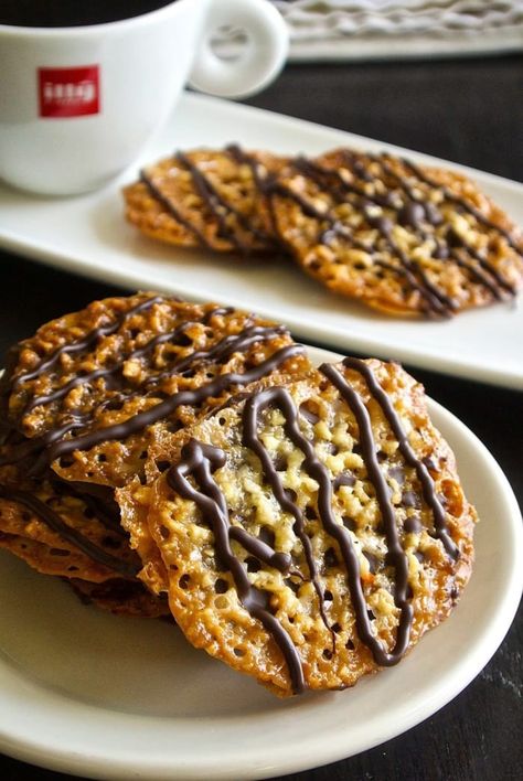 Found on Culinary Gingerhttp://www.culinaryginger.com/2014/03/florentine-cookies.html Florentine Cookies, Almond Cookie, Cookies With Chocolate, Lace Cookies, Oreo Dessert, Italian Cookies, Almond Cookies, Tea Cakes, Mini Desserts