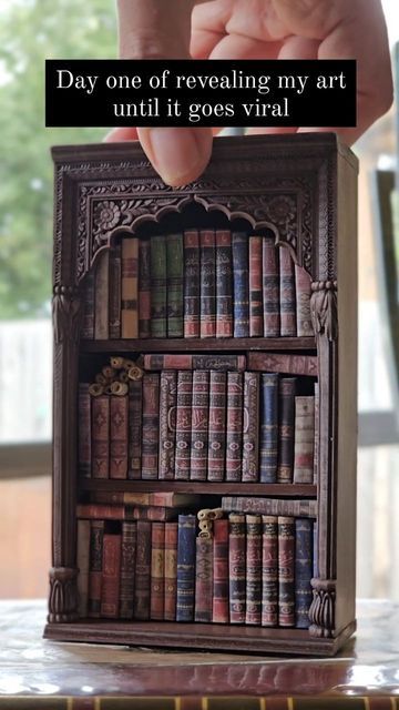 Book Diorama Ideas, Doll House Library, Library Miniature, Diy Dollhouse Books, Medieval Library, Dollhouse Furniture Tutorials, Dollhouse Library, Miniature Library, Miniature Bookshelf