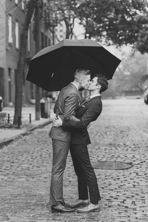 Photography: Clean Plate Pictures - www.cleanplatepictures.com  Read More: http://www.stylemepretty.com/2014/10/31/vintage-new-york-city-wedding-inspiration/ Gay Wedding Photos, People Kissing, Gay Aesthetic, Men Kissing, Gay Romance, Foto Tips, Brooklyn Wedding, Poses References, Gay Wedding