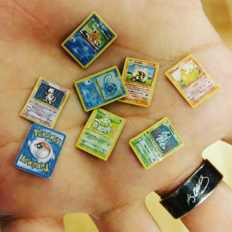 Mini Pokemon Cards, Pokemon Dollhouse, Pokemon Miniatures, Calico Critters Furniture, Mini Pokemon, Pokemon Toys, Tiny Stuff, Pokemon Diy, Pokemon Bulbasaur