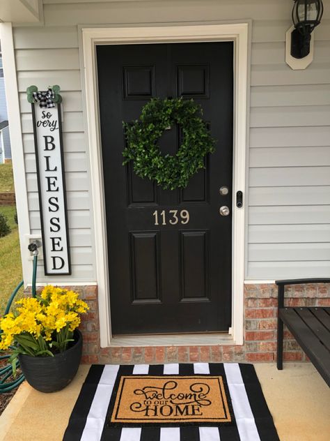 Covered small townhome porch Townhouse Porch Ideas, Townhouse Porch, Small Porch Decor, Small Townhouse, Small Porch Ideas, Small Porch, Small Porches, Porch Decor, Porch Ideas