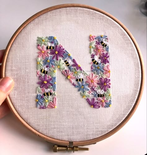 Hand Embroidery Flower Letter, Floral Alphabet Letters Flower Embroidery, N Embroidery Letter, Letter R Embroidery, Hand Embroidery Letters, Diy Embroidery Shirt, Flowers And Bees, Embroidery Hoop Art Diy, Embroidery Stitches Beginner