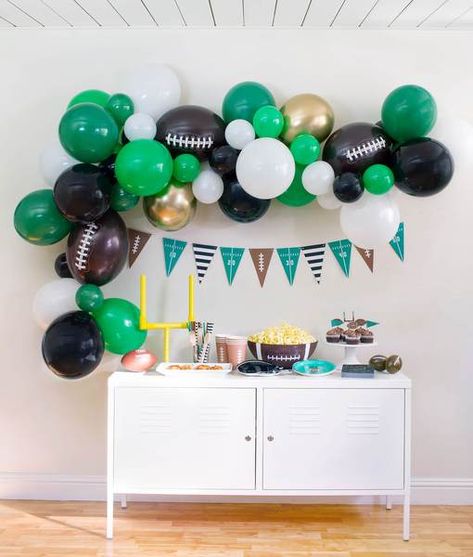 Ball Theme Party, Football Themed Party, Sports Theme Party, Football First Birthday, Balloon Cloud, Football Balloons, Football Super Bowl, Football Box, Tailgate Parties