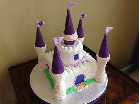 Seri's Castle A castle cake decorated with buttercream icing. Towers are ice cream cones covered in chocolate and sprinkles/sugar. Castle Birthday Cakes, Castle Birthday, Princess Castle Cake, Novelty Birthday Cakes, Pony Cake, Unique Birthday Cakes, Princess Birthday Cake, Castle Cake, Ice Cream Cones