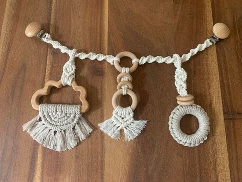 Macrame Teether Diy, Baby Macrame Ideas, Macrame Teether, Makramee Baby, Macrame Baby Room, Come Intrecciare, Diy Teethers, Macrame Nursery, Macrame Baby