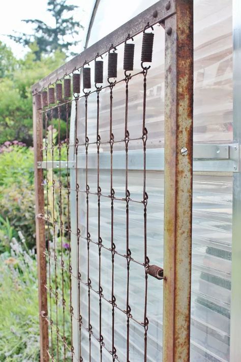 Repurpose and old bed spring for this quick diy trellis you can make for cheap. Forget about complicated trellis plans for climbing plants with this ready made upcycled bed spring idea. Bed Frame Trellis, Build A Trellis, Designs For Walls, Rusty Bed Springs, Old Bed Springs, Trellis Wall, Driveway Fence, Building A Trellis, Greenhouse Frame