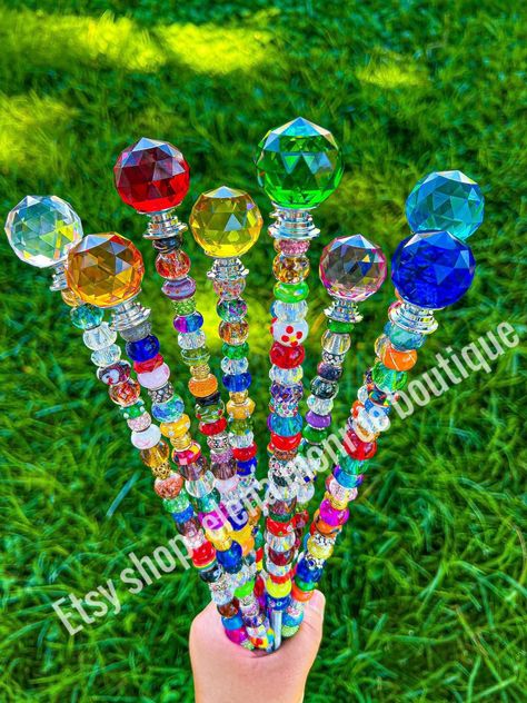 Diy Garden Stakes How To Make, Diy Garden Fairy, Garden Fairy Wands, Rainbow Catcher, Glass Bead Crafts, Diy Wand, Crystal Garden, Garden Crafts Diy, Fairy Wands