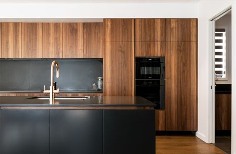 Kitchen Wood Black Modern, Walnut And Stainless Steel Kitchen, Black White Walnut Kitchen, Modern Walnut Kitchen Design, Walnut And Black Kitchen Cabinets, Walnut Kitchen Cabinets Black Countertop, Walnut Cabinets Black Countertops, Black Walnut Cabinets, Black Walnut Kitchen Cabinets