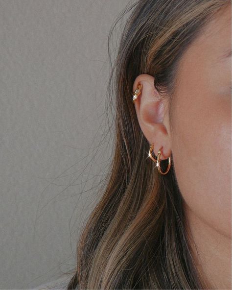 Pearsing Ear, Upper Lobe Piercing Ideas, Gold Hoops Aesthetic, Gold Hoop Earrings Aesthetic, Double Lobe Piercing, Simple Gold Hoop Earrings, Minimalist Ear Piercings, Hoop Earrings Aesthetic, Piercings Ear