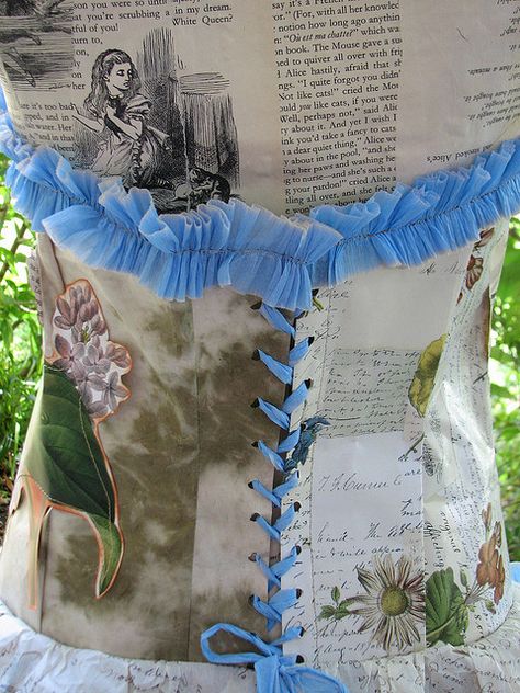 How to make a Paper Mache dressform and Paper Corset Ball Gown Recycled Fashion Upcycling, Calamity Kim, Recycled Dress Ideas, Waste Dress, Junk Kouture, Newspaper Dress, Paper Dresses, Recycled Dress, Paper Clothes