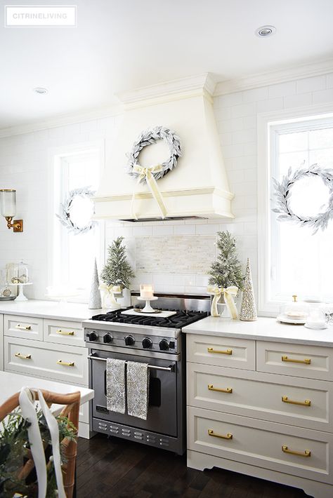 Christmas kitchen decorating using silver and gold mixed with touches of holiday greenery is the perfect mix of elegant and chic. #christmasdecorating #christmasideas #kitchen #christmaskitchenideas #christmasdecor Shabby Chic Christmas Decorations, Fall Dining Room, Chic Christmas Decor, White Ginger Jars, Glam Christmas, Fabulous Kitchens, Christmas Kitchen Decor, Shabby Chic Christmas, Beautiful Rooms