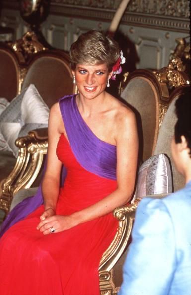 Princess Diana's Dresses To Be Unveiled Purple Chiffon Dress, Princess Diana Dresses, Princess Diana Fashion, Evening Wear Dresses, Princess Diana Photos, Catherine Walker, Dress Display, Princes Diana, Diana Fashion