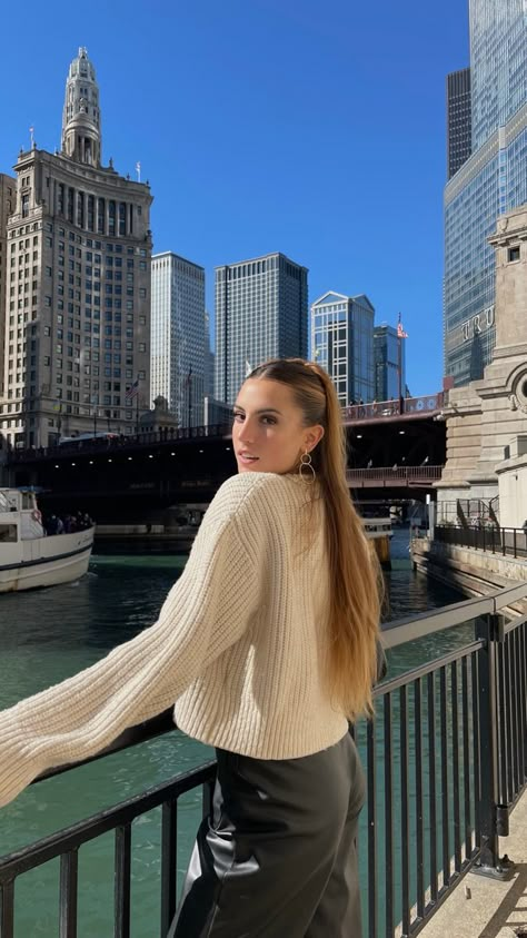 Chicago City Pictures, Chicago Pose Ideas, Chicago Portrait Photography, Chicago Inspo Pics, Chicago Pics Ideas, Chicago Picture Ideas, Chicago Fashion Summer, Chicago Poses, Chicago Instagram Pictures