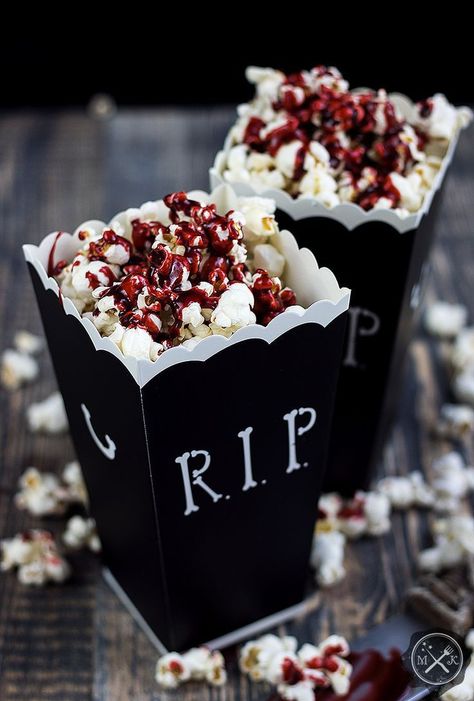 Freddy Krueger Food Ideas, Vampire Halloween Food, Halloween Food Decor, Classy Halloween Party Ideas, Horror 30th Birthday, Spooky Birthday Party Decorations, Halloween Popcorn Ideas, Tvd Birthday Party Ideas, Halloween Snacks Aesthetic