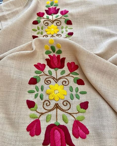 Hand Embroidery Table Runner, Simple Hand Embroidery Patterns, Hand Embroidery Videos, Basic Embroidery Stitches, Border Embroidery Designs, Embroidery Stitches Tutorial, Hand Embroidery Projects, Hand Embroidery Flowers, Handwork Embroidery Design