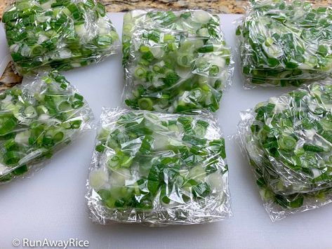 How to Freeze Green Onions / Scallions | RunAwayRice How To Freeze Scallions, How To Preserve Scallions, Freeze Green Onions, Freezing Green Peppers, Freezing Onions, Freezing Food Guide, Freezing Veggies, Onions Recipes, Green Onions Recipes