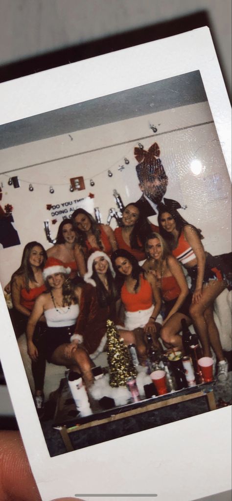 Christmas party pictures Xmas Party Aesthetic, Christmas Eve Sleepover, Friendmas Party Aesthetic, Christmas Party Friends Ideas, Christmas Birthday Party Aesthetic, Christmas Pictures To Recreate With Friends, White Elephant Aesthetic, Christmas Party Inspo Aesthetic, Christmas Sleepover Aesthetic Ideas