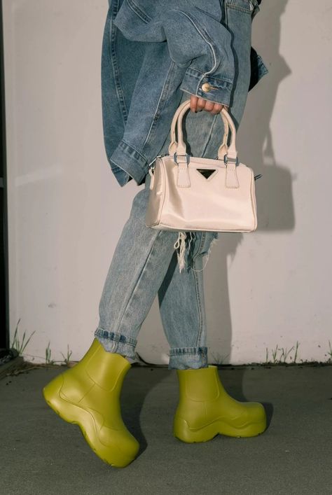 Shoes For Rainy Season, Rainy Shoes, Rain Boot Outfit, Rain Boots Fashion, Rain Boots Women, Ankle Rain Boots, Cozy Boots, Design Moda, Platform Flats