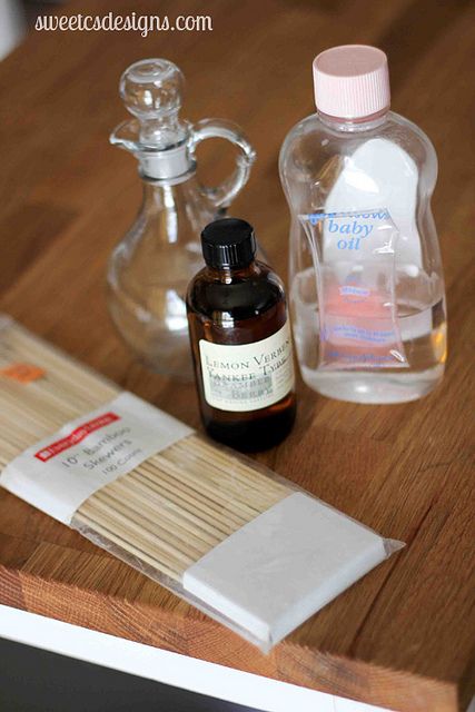 DIY Reed Diffuser - so simple :). IMG_3337 by Courtney O'Dell, via Flickr Homemade Reed Diffuser, Diy Essential Oil Diffuser, Diffuser Diy, Diy Essentials, Aromatherapy Gifts, Deodorizing, Reed Diffusers, Diy Essential Oils, Essential Oil Uses