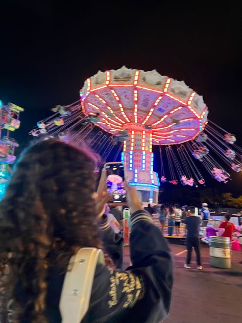 Fair Poses With Friends, Theme Park Aesthetic Friends, Amusement Park Poses, State Fair Picture Ideas, Fair Pictures Friends, Fair Photo Ideas, Fair Aesthetic Night, Funfair Outfit Ideas, Carnival Picture Ideas