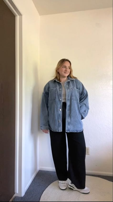 Denim Jacket Outfit Midsize, Autumn Outfits In Korea Plus Size, Casual Fall Outfits Plus Size Sneakers, Plus Size New Balance Outfit, Denim Jacket Winter Outfit Women, Fall Outfits Plus Size Women 2024, Denim Jacket Plus Size Outfits, Minimalist Plus Size Fashion, Black Jeans Outfit Plus Size