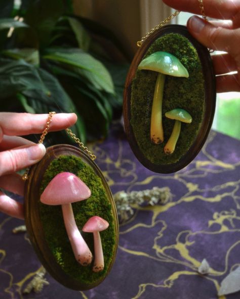 Some of my favorite mushroom sculpture plaques I've made over the years!! 🍄🌿🍄‍🟫 Every one of these fungi is individually hand sculpted from polymer clay and shaded with chalk pastel pigments & acrylic paint 🎨 It's wild to look back at all the pieces I've made!! I forget how much I've actually done these last few years, I scroll back through my photos and always find several things I totally forgot I made 😳 Ten photos is nowhere near enough to include all the different plaques I've sculpted... Pastel Witch Decor, Clay Mushroom Ideas, Witchy Polymer Clay Ideas, Clay Mushrooms Diy, Monotropa Uniflora, Mushroom Clay, Diy Mushroom, Clay Mushrooms, Mushroom Sculpture