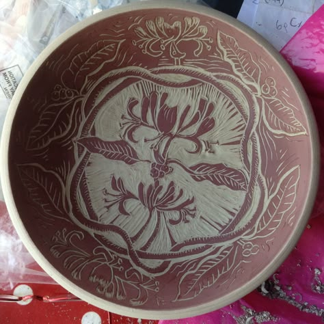 Floral Sgraffito, Inlay Pottery, Scrafito Ceramics, Sgrafitto Ceramics, Honeysuckle Design, Sgraffito Bowl, Sgraffito Ideas, Ceramic Sgraffito, Sgraffito Designs