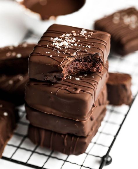 5-Ingredient No-Bake Chocolate Covered Brownies - UK Health Blog - Nadia's Healthy Kitchen Sweet Potato Cake, Chocolate Oats, Chocolate Crunch, No Bake Brownies, Vegan Sweet Potato, Potato Cakes, Healthy Kitchen, Chocolate Fudge, Health Blog