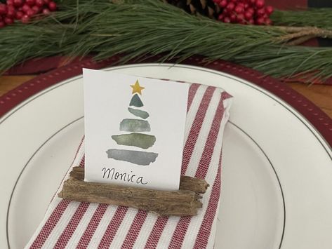 Xmas Name Place Cards, Table Cards Christmas, Christmas Table Favors Place Settings, Christmas Place Settings Diy Name Cards, Diy Christmas Place Cards, Christmas Diy Table Decor, Christmas Name Place Ideas, Christmas Place Settings Diy, Christmas Place Cards Diy