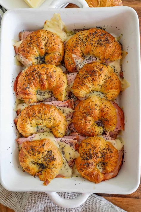 Baked Ham and Cheese Croissants - breakfast #breakfast Ham Swiss Croissant, Small Supper Ideas, Ham And Cheese Breakfast Croissant, Baked Croissant Sandwich, Simple Brunch Ideas Food, Ham Cheese Croissant Bake, Ham And Swiss Croissant Bake, Crissonts Breakfast Ideas, Breakfast For Big Groups