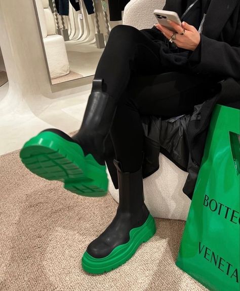 Green Bottega Boots Outfit, Bottega Boots Outfit, Bottega Boots, Bottega Green, Boots Street Style, Bottega Veneta Green, Dr Shoes, Fancy Shoes, Fashion Aesthetics