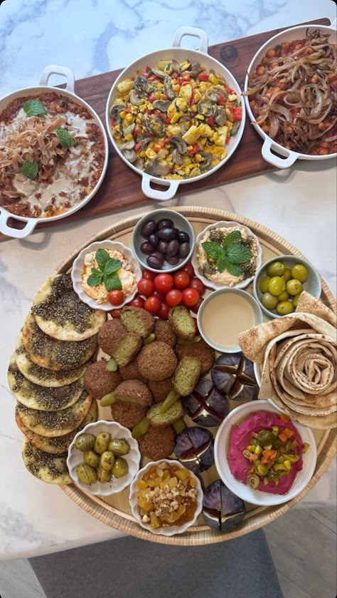 Arabic Breakfast, Arabisk Mad, Food Set Up, Breakfast Platter, Healthy Food Menu, Catering Ideas Food, Food Displays, Buffet Food, Food Platters