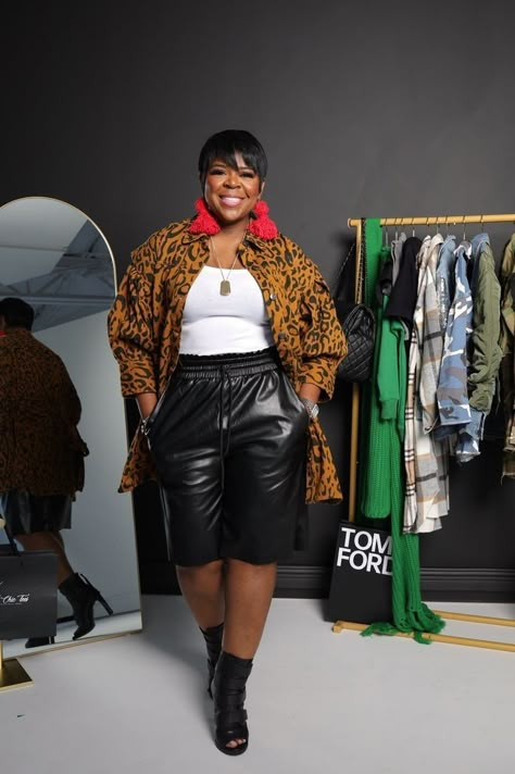 Plus Size Leather Shorts Outfit, Leather Bermuda Shorts, Leather Shorts Outfit, Winter Outfits Ideas, Black Leather Shorts, Womens Fashion Inspiration, Shorts Outfit, Winter Is Here, Leopard Dress