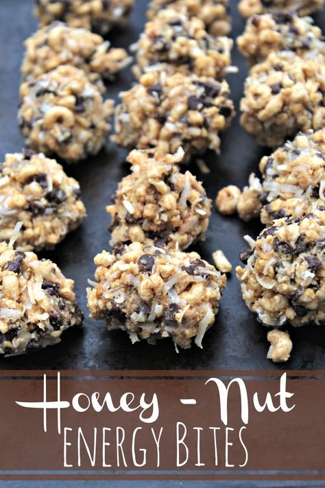 These healthy and super easy energy bites are made with Honey Nut Cheerios, Natural Peanut Butter, honey and a few other secret ingredients. Whip up a batch for your kids for an after school snack! High Protein Low Fat Snacks, Easy Energy Bites, Power Snacks, Low Fat Snacks, Honey Nut Cheerios, Healthy Protein Snacks, Low Carb Snack, Protein Bites, Honey Nut