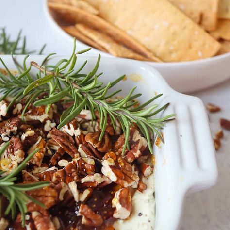 Impress your guests with this delicious appetizer: Baked Goat Cheese with Fig Jam and Pecans. A perfect combination of creamy goat cheese, sweet fig jam, and crunchy pecans. Goat Cheese Appetizer With Fig Jam, Goat Cheese And Fig Jam Appetizer, Goat Cheese With Fig Jam, Fig Dip, Fig Spread, Baked Goat Cheese, Creamy Goat Cheese, Vegetarian Lifestyle, Quick And Easy Appetizers