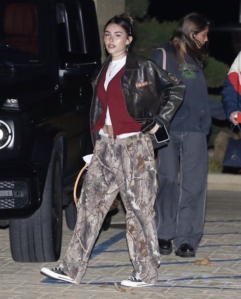 Camo Bag Outfit, Camo Pants Outfit Winter, What To Wear With Camo Pants, Camo Pants Outfits, Ny Street Style, Camo Pants Outfit, Madison Beer Outfits, Beer Outfit, Camouflage Pants