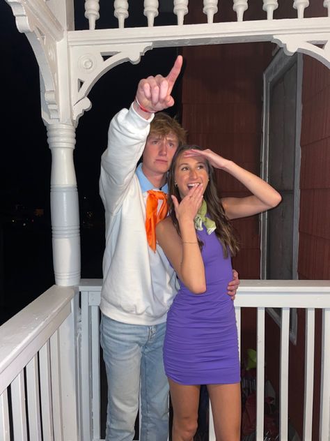 Archie And Veronica Costume, Flo And Jake Costume, Easy Cute Couple Halloween Costumes, Fred And Daphne Costume, Costume Couple Ideas, Fred And Daphne, Daphne Halloween Costume, Daphne And Fred, Halloween Customs