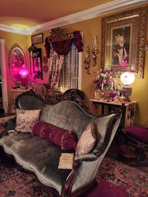 Dark Coquette Living Room, Victorian Style Apartment, Wimsey Goth Interior, Vintage Cozy Home, Aesthetic Couches, Living Room Dark Academia, Cluttercore Bedroom, Y2k Living Room, Plant Aesthetic Room