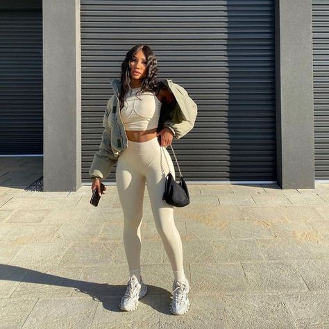 Workout At The Gym, Beige Leggings, Look Legging, Biking Outfit, Brunch Date, Gym Clothes Women, Gym Fits, Fitness Inspiration Body, Baddie Outfits Casual