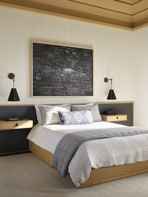 We’re Stealing Breezy Vacation Vibes From This Hawaii Home Black White Oak Bedroom, Bedroom Makeover On A Budget, Minimalist Beach House, Budget 2023, Bedroom Trends, Rental Apartment, Scandinavian Minimalist, Hawaii Homes, Dreams Beds