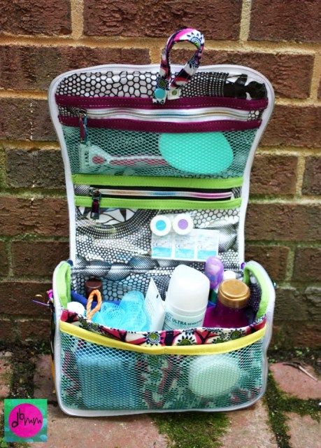 Diy Embroidery Machine, Diy Toiletries, Toiletry Bag Pattern, Cosmetic Bag Pattern, Hanging Cosmetic Bag, Modern Small Bathroom, Sew Sweetness, Bathroom Ideas On A Budget, Hanging Toiletry Bag