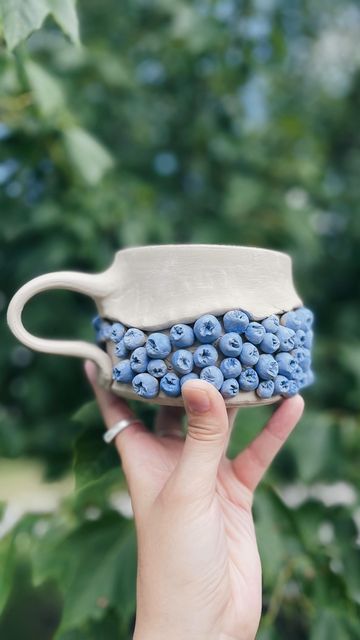 Ceramic Blueberry, Handmade Ceramics Ideas, Pottery Lessons, Pottery Design, Handmade Clay Jewelry, Pottery Videos, Ceramic Artwork, Pinch Pots, Pottery Crafts