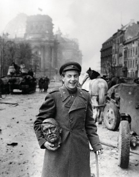 Soviet Soldier, Berlin 1945, Muhammed Ali, Ww2 Photos, Statue Art, Military Artwork, History Images, Military Photos, Historical Images