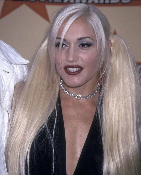 Gwen Stefani Gwen Stefani Makeup 90s, Gwen Stefani 2000s, Gwen Stefani Makeup, Gwen Stefani 90s, Edgy Hair, Gwen Stefani, 2000s Fashion, Pretty Woman, Style Icons