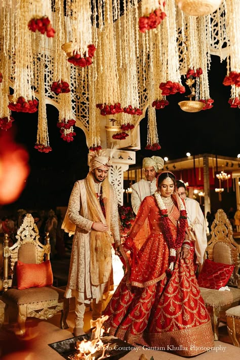 Indian wedding, wedding inspiration, pheras , red bridal lehenga, mandap decor, wedding decor inspiration, floral decor for weddings, bride and groom, wedding photography, varmala inspiration, phera mandap decor, phera outfit bride, bridal fashion, groom outfits, groom safas, indian wedding Phera Mandap Decor, Varmala Indian Weddings, Bride And Groom Indian Wedding Outfit, Groom Indian Wedding Outfits, Red Indian Wedding, Indian Wedding Outfit, Bengali Wedding, Wedding Portrait Poses, Bridal Lehenga Red