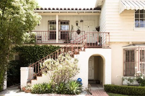 A 1940s Spanish apartment California Apartment Exterior, Spanish Apartment Aesthetic, La Apartment Exterior, Apartment California, Spanish Apartment Exterior, Apartments In California, Spanish Style Apartment Building, Apartment In Spain Aesthetic, Apartment Building California