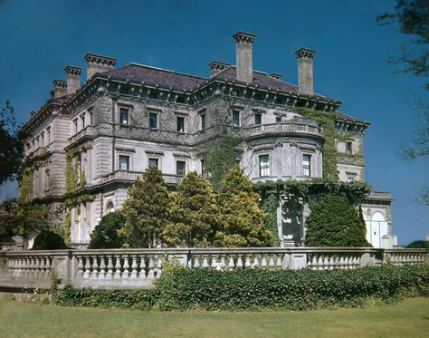 There are a grand total of 70 rooms in the mansion, 33 of which are designated for staff. Source  via @AOL_Lifestyle Read more: https://www.aol.com/article/finance/2018/05/18/8-jaw-dropping-facts-about-the-famous-breakers-mansion-in-newport/23438245/#slide=7335353#fullscreen?a_dgi=aolshare_pinterest The Breakers Mansion, Breakers Mansion, The Breakers Newport, Gilded Age Mansions, Historic Mansion, Old Architecture, The Breakers, The Gilded Age, Newport Rhode Island