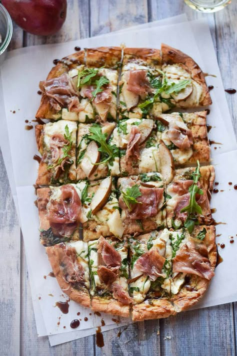 Arugula and Prosciutto Pizza - gluten free pizza topped with prosciutto, arugula and fresh mozzarella. Recipes With Pears, Prosciutto Pizza Recipes, Prosciutto And Mozzarella, Pear Pizza, Arugula Pizza, Prosciutto Pizza, Pizza Fritta, Pasta Per Pizza, Greek Lemon Chicken