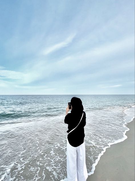 Beach Outfits Women Hijab, Pose Foto Di Pantai Hijab, Ootd Kepantai, Beach Ootd Hijab, Outfit Mantai, Beach Outfit Hijab, Beach Outfits Women, Ootd Beach, Hijab Hipster